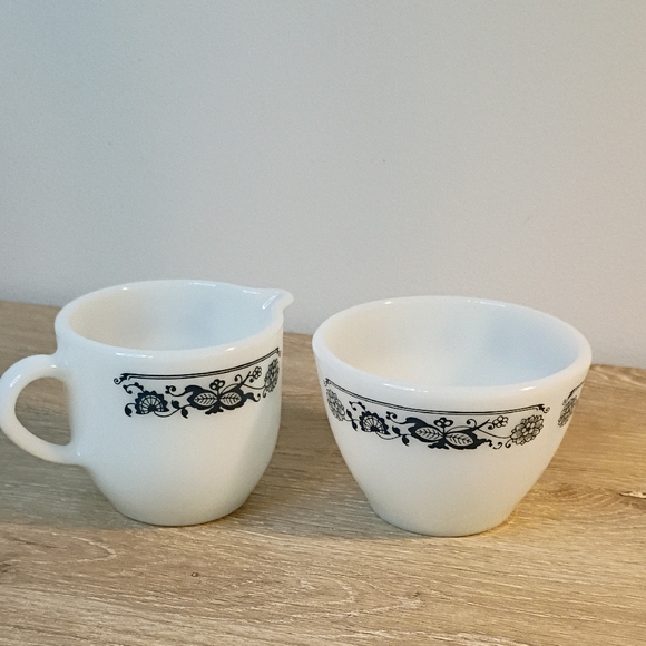 Pyrex Corning Old Towne Blue Onion Cream And Sugar Set - Picture 1 of 7
